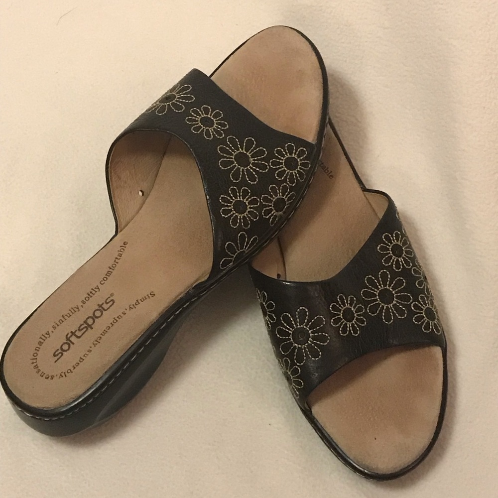 Softspots Black Sandals with flower cute design